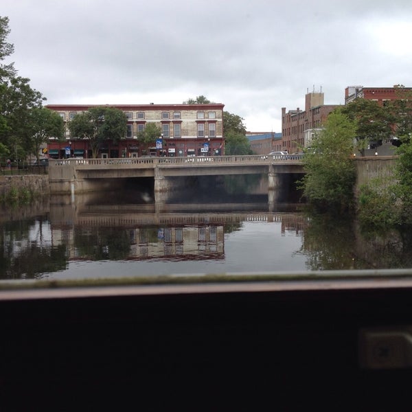 Foto tirada no(a) Bridge Restaurant [Raw Bar] and River Patio por Lesley H. em 8/3/2014