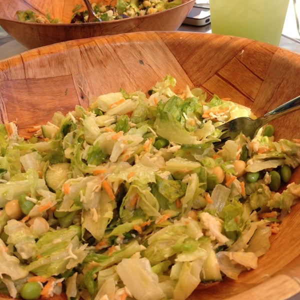 11/5/2013에 Carolyn W.님이 California Monster Salads에서 찍은 사진