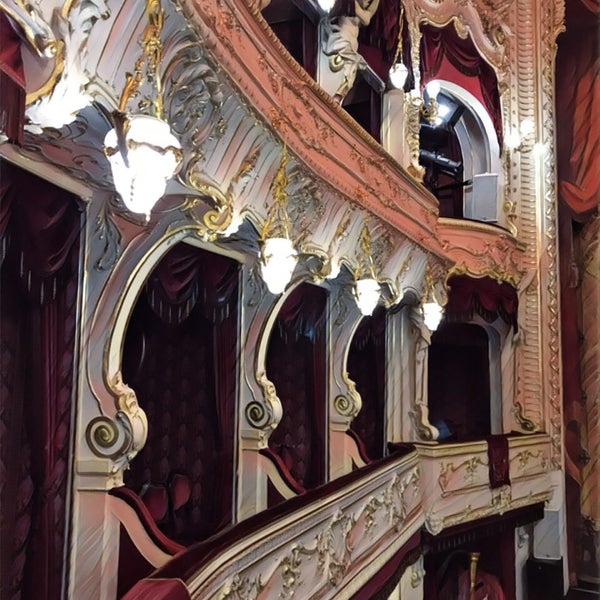 Небольшой театр по образцу Венского. Шикарные интерьеры конца 19 века. Умеренные цены на билеты. Отличная постановка балета «Лебединое озеро»