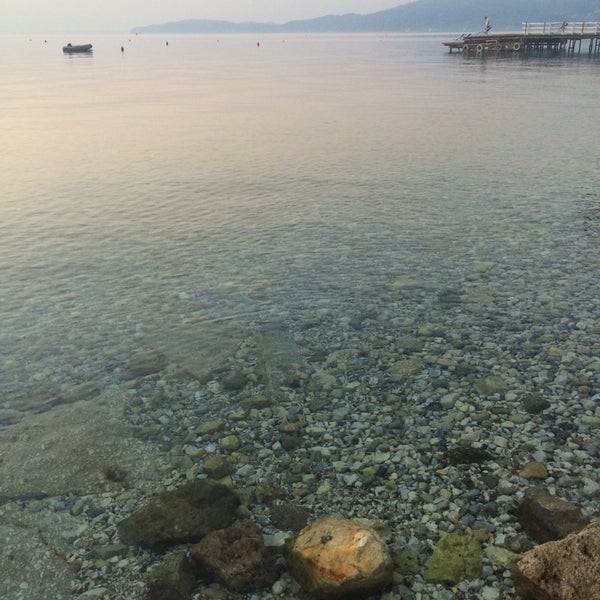 Foto diambil di MarBella Corfu oleh Yuriy T. pada 9/5/2015