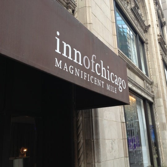 Foto diambil di Inn Of Chicago oleh Aaron K. pada 10/1/2012