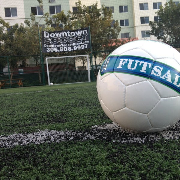 รูปภาพถ่ายที่ Downtown Soccer โดย Javier B. เมื่อ 3/25/2013