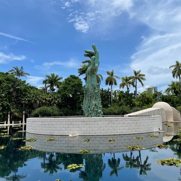 8/2/2021にDmitry K.がHolocaust Memorial of the Greater Miami Jewish Federationで撮った写真