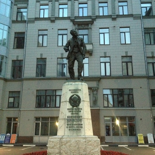 Памятник воровскому в москве на лубянке