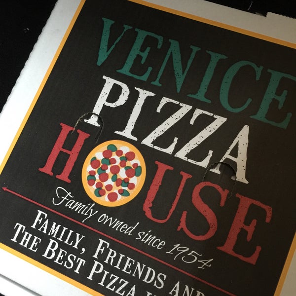 Foto tirada no(a) Venice Pizza House por Iron M. em 1/11/2015