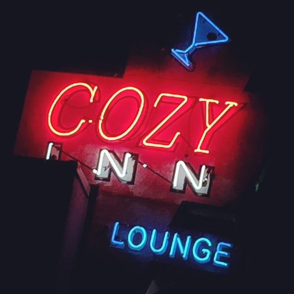 รูปภาพถ่ายที่ Cozy Inn โดย James S. เมื่อ 12/13/2014