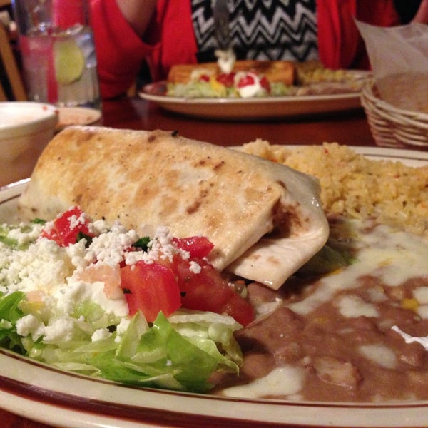 รูปภาพถ่ายที่ Pancho&#39;s Villa Mexican Restaurant โดย Eddie D. เมื่อ 2/16/2013