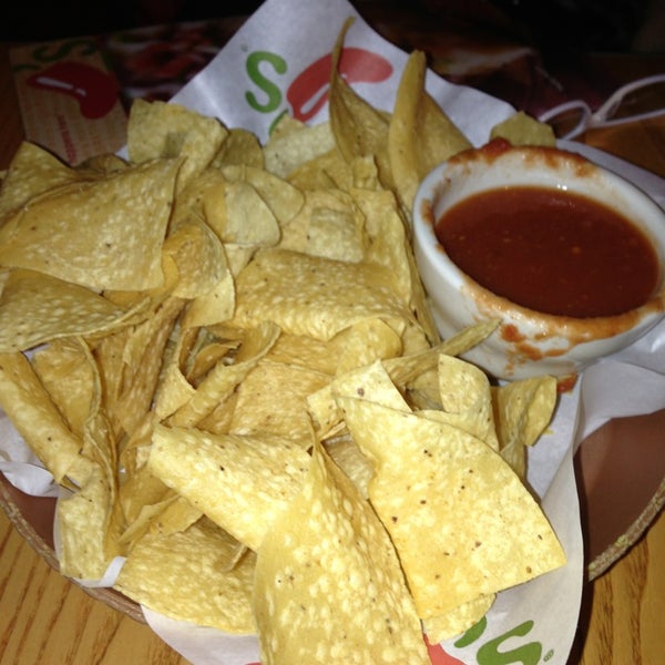 Photo taken at Chili&#39;s Grill &amp; Bar by Tom R. on 4/6/2013