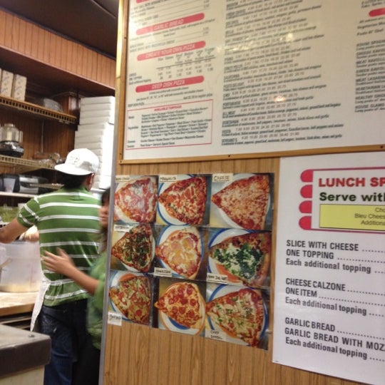 รูปภาพถ่ายที่ Serrano&#39;s Pizza โดย Manasee D. เมื่อ 9/29/2012