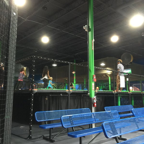 Foto diambil di Outer Limitz Trampoline Arena oleh Wes M. pada 9/6/2015