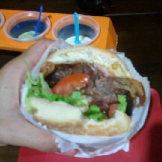 Foto tirada no(a) Willy&#39;s Authentic Burger por NeNi D. em 11/2/2012