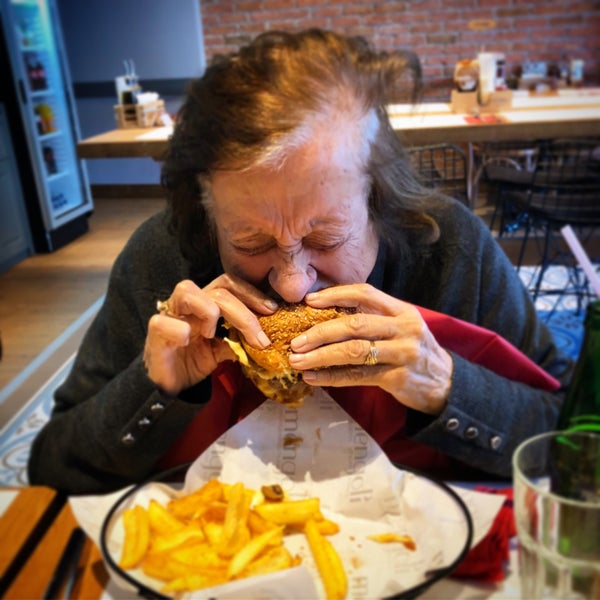 1/14/2018 tarihinde Ceren S.ziyaretçi tarafından Mengoli Burgers Steak Fries'de çekilen fotoğraf