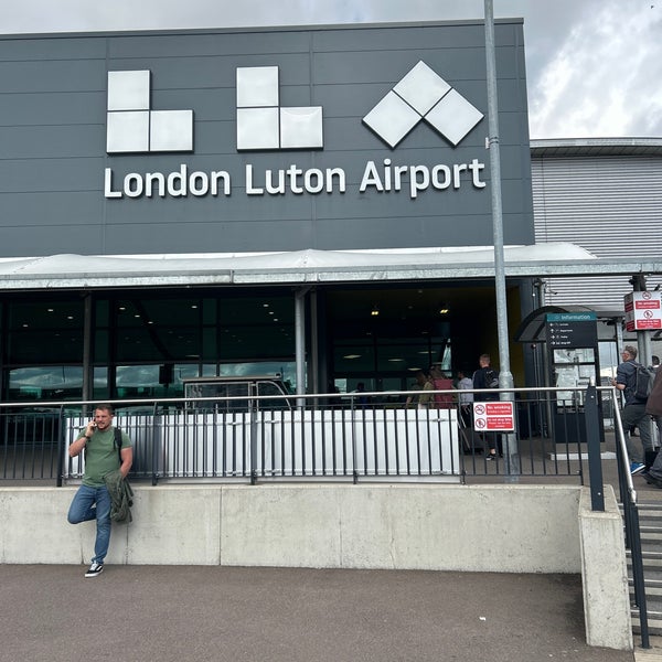 Foto tirada no(a) London Luton Airport (LTN) por Behzad R. em 10/3/2023