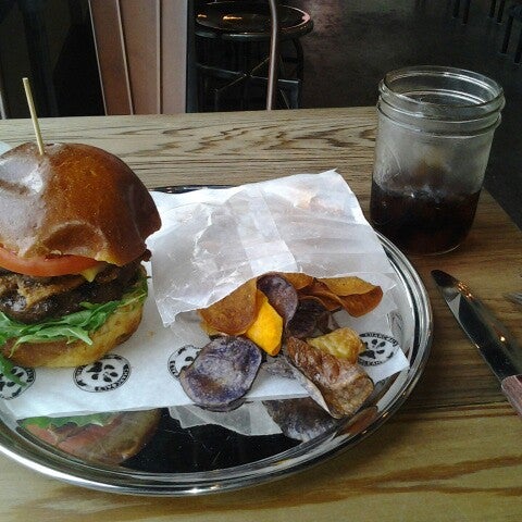 3/22/2013にViscount I.がCharcoal&#39;s Gourmet Burger Barで撮った写真