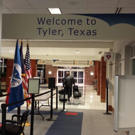 รูปภาพถ่ายที่ Tyler Pounds Regional Airport (TYR) โดย Donna W. เมื่อ 11/6/2013