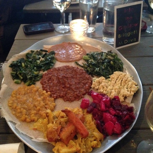 5/3/2014 tarihinde Bridgett D.ziyaretçi tarafından Bati Ethiopian Restaurant'de çekilen fotoğraf