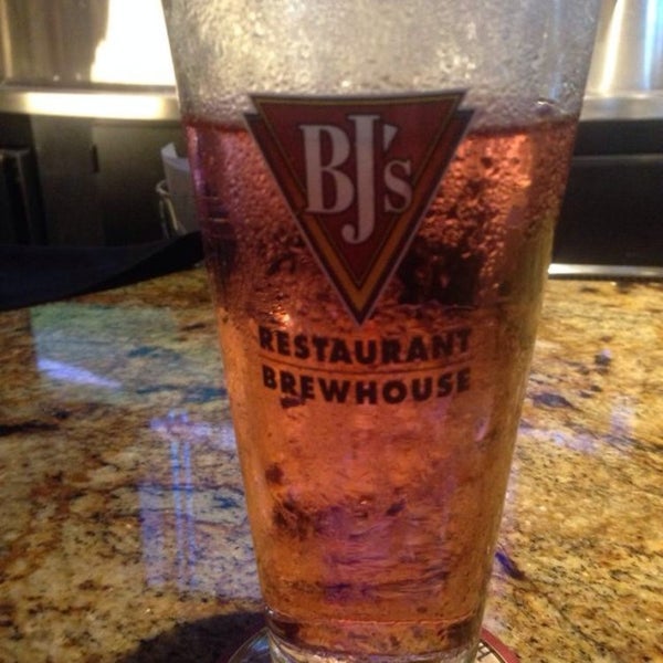 รูปภาพถ่ายที่ BJ&#39;s Restaurant &amp; Brewhouse โดย Brent F. เมื่อ 2/23/2014