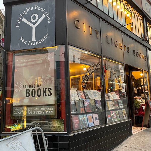 รูปภาพถ่ายที่ City Lights Bookstore โดย Megan🍀 เมื่อ 9/3/2021