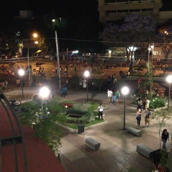 Снимок сделан в Plaza Las Ramblas пользователем Joe R. 4/7/2013