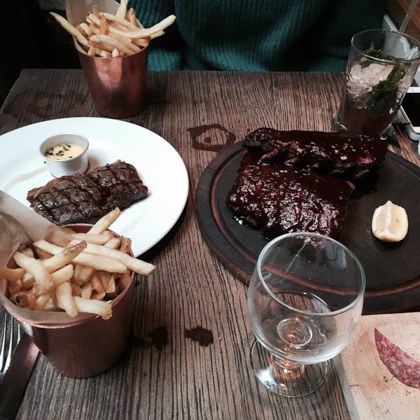 Photo prise au Sophie&#39;s Steakhouse &amp; Bar par Celine P. le10/13/2015