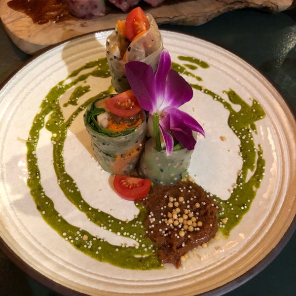 Photo taken at Sushi Momo Végétalien by Matthieu C. on 1/21/2018