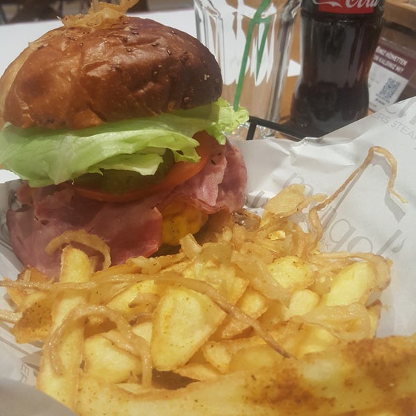 12/19/2017 tarihinde Emine A.ziyaretçi tarafından Mengoli Burgers Steak Fries'de çekilen fotoğraf