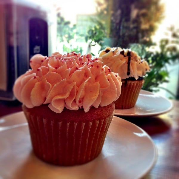 รูปภาพถ่ายที่ The Yellow Leaf Cupcake Co โดย miwi เมื่อ 2/15/2013
