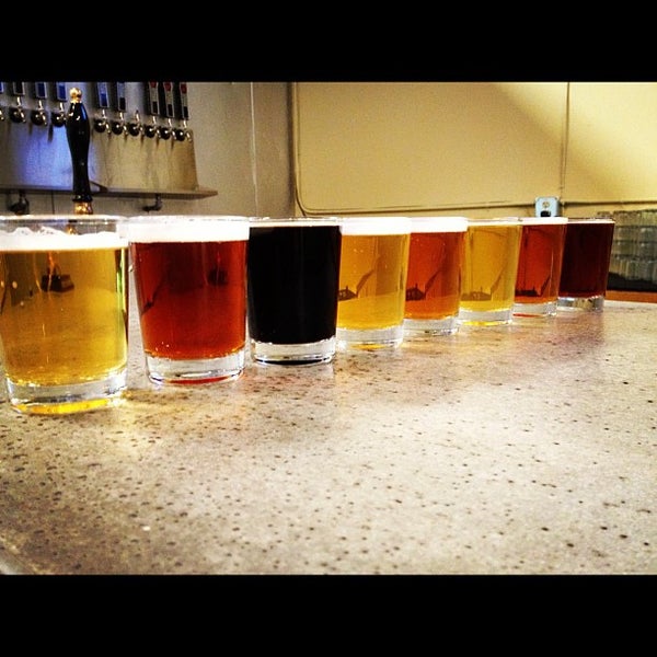 11/4/2012 tarihinde Jennifer F.ziyaretçi tarafından Rough Draft Brewing Company'de çekilen fotoğraf