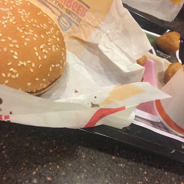 รูปภาพถ่ายที่ Burger King โดย Dzhansu S. เมื่อ 5/4/2017