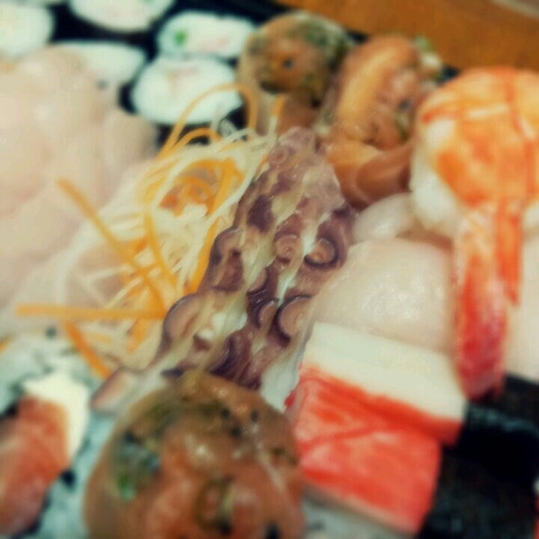 รูปภาพถ่ายที่ Sushi Yuzu โดย Lílli S. เมื่อ 12/23/2012