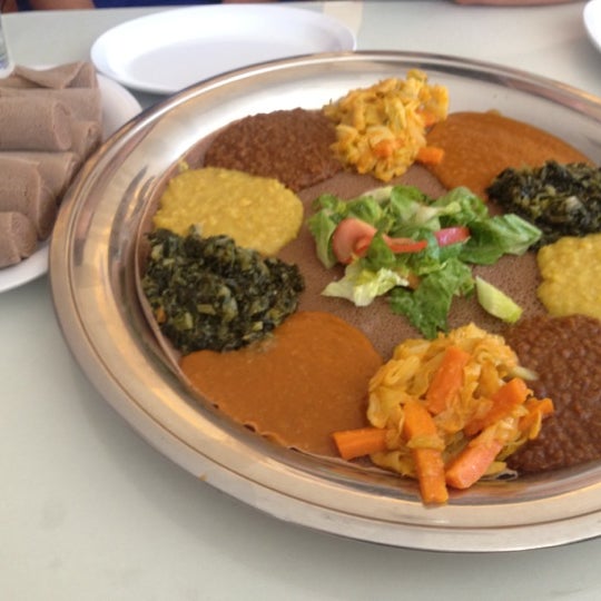 รูปภาพถ่ายที่ Walia Ethiopian Cuisine โดย 웜 w. เมื่อ 7/12/2013