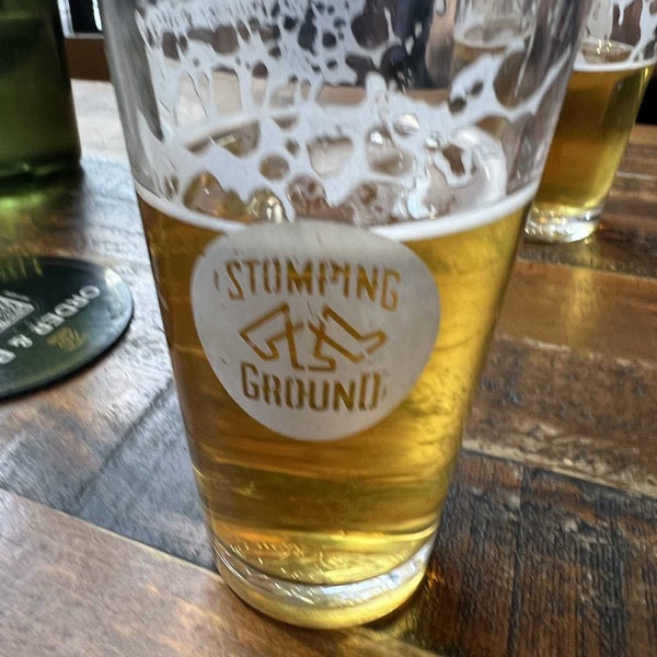 Foto tirada no(a) Stomping Ground Brewery &amp; Beer Hall por Tommy em 5/28/2022