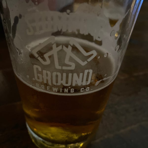 รูปภาพถ่ายที่ Stomping Ground Brewery &amp; Beer Hall โดย Tommy เมื่อ 6/23/2021