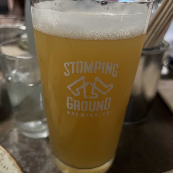 Foto scattata a Stomping Ground Brewery &amp; Beer Hall da Tommy il 6/11/2022
