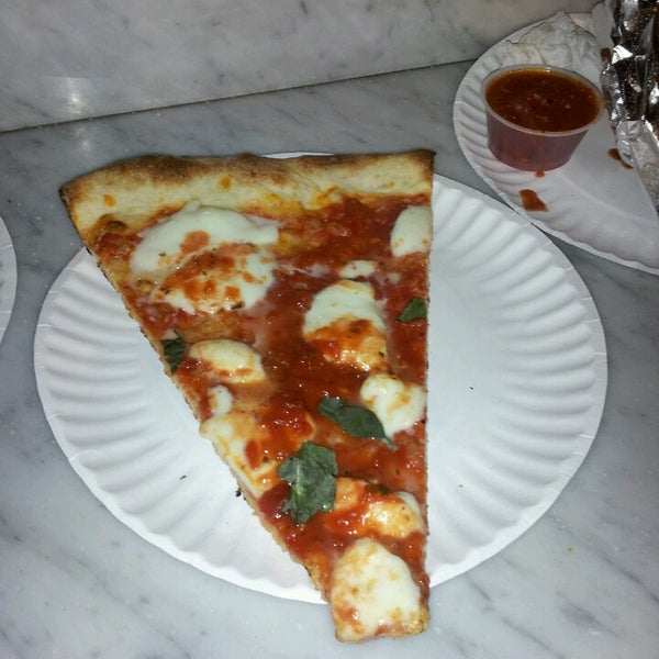 Photo taken at Joe&#39;s Pizza - Hollywood Blvd by 420foodie on 4/22/2014