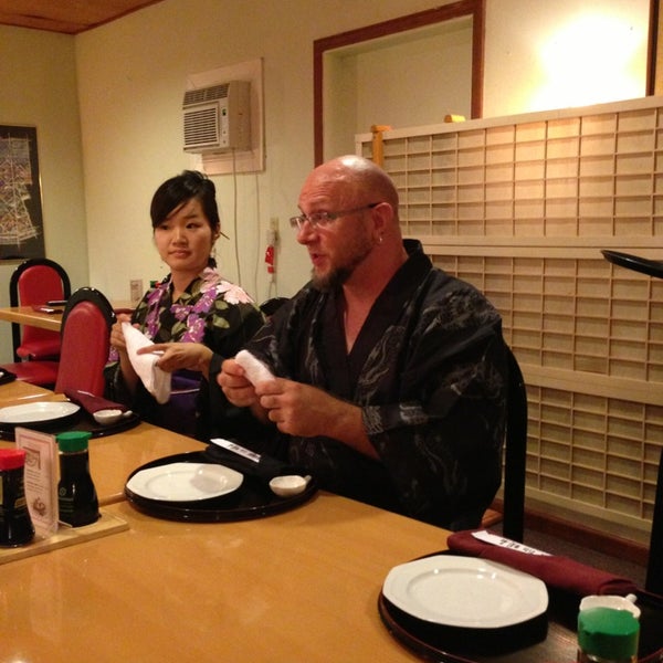 Foto tirada no(a) Akashi Sushi Bar por Sean L. em 8/2/2013