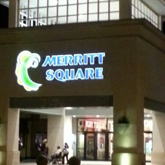 Foto tomada en Merritt Square Mall  por O G. el 11/28/2012