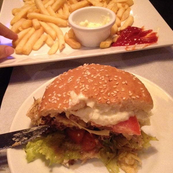 Photo taken at Michael&#39;s Pizza &amp; Burger by Fernanda F. on 8/17/2014
