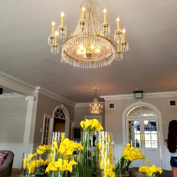 Das Foto wurde bei Williamsburg Inn, an official Colonial Williamsburg Hotel von Luigi P. am 8/4/2017 aufgenommen