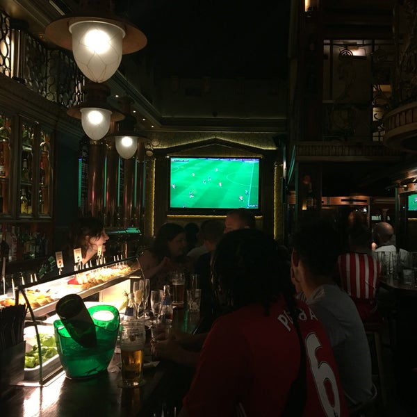 Foto diambil di Temple Bar oleh Björn G. pada 8/19/2016