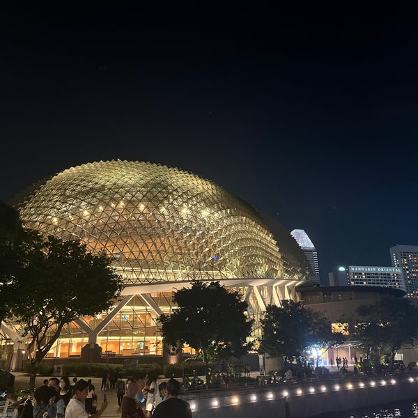 Photo taken at Esplanade - Theatres On The Bay by Juhee K. on 7/14/2022