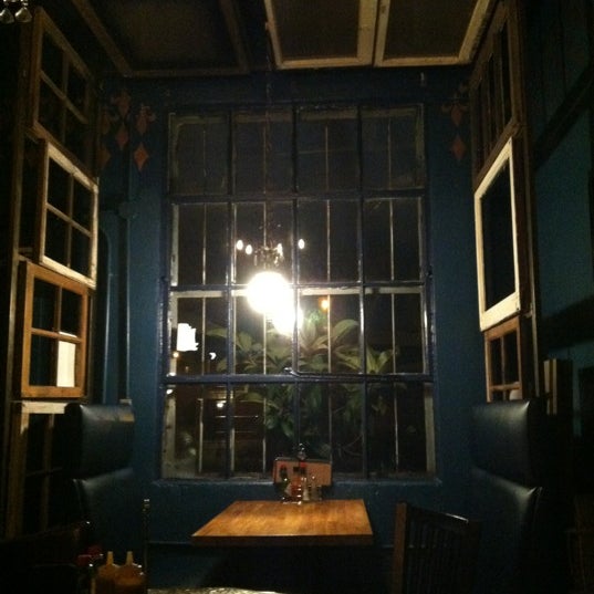 Foto tomada en Delta Cafe  por Ashley P. el 11/10/2012