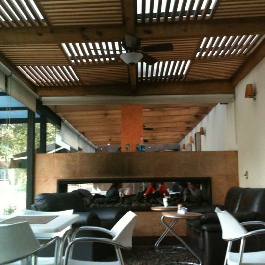 11/24/2012 tarihinde LuigiAnton C.ziyaretçi tarafından Aroma Coffee and Friends'de çekilen fotoğraf