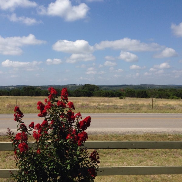 7/5/2014 tarihinde Amanda G.ziyaretçi tarafından Texas Hill Country Olive Co.'de çekilen fotoğraf