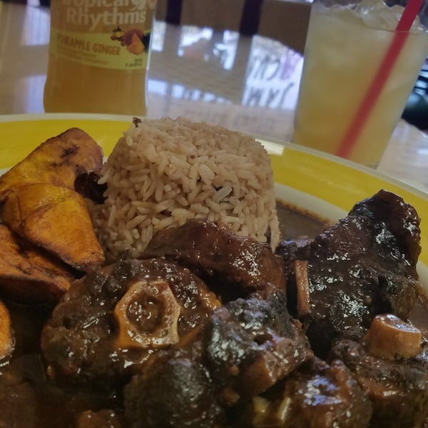 Foto tomada en Island Breeze Jamaican Cuisine  por Darrell S. el 6/17/2017