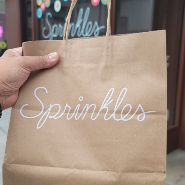 Foto tomada en Sprinkles Beverly Hills Cupcakes  por Darrell S. el 9/9/2022