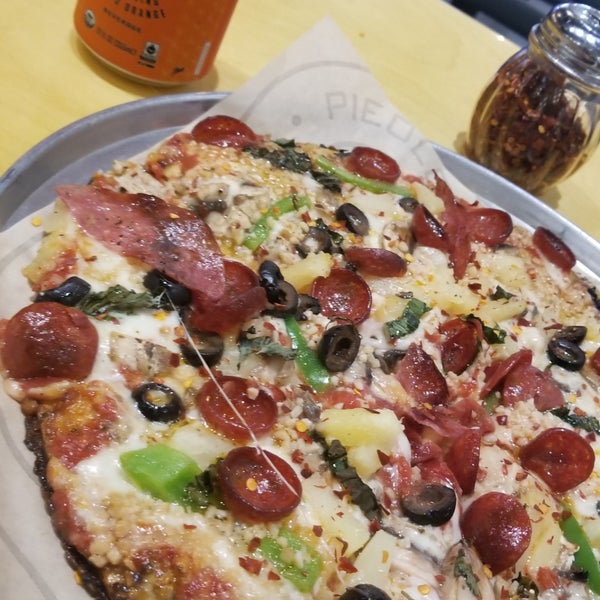 5/1/2018 tarihinde Darrell S.ziyaretçi tarafından Pieology Pizzeria'de çekilen fotoğraf