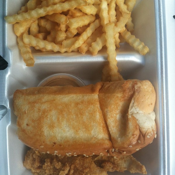 Photo taken at Raising Cane&#39;s Chicken Fingers by Tonithe T. on 7/18/2013