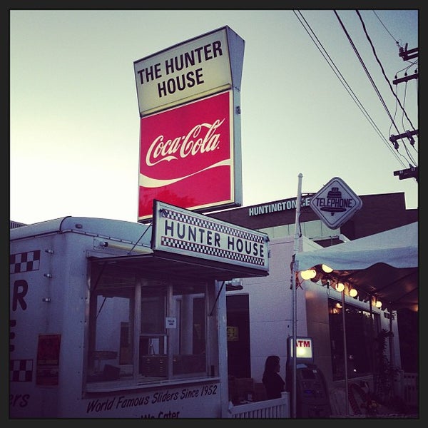 Photo taken at Hunter House Hamburgers by Annie D. on 8/14/2013