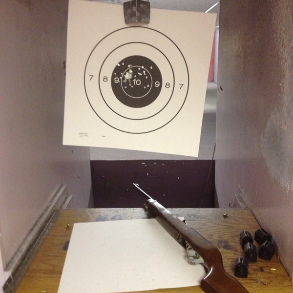 Foto diambil di West Side Rifle &amp; Pistol Range oleh Xaví N. pada 6/19/2013
